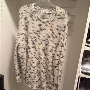 Zara Women's Black and Cream Knit Sweater